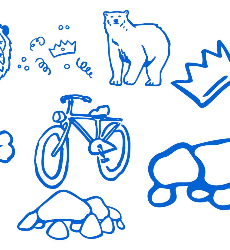 Doedels van dieren, kroontjes, bloemen, fiets, hunebedden in het blauw.