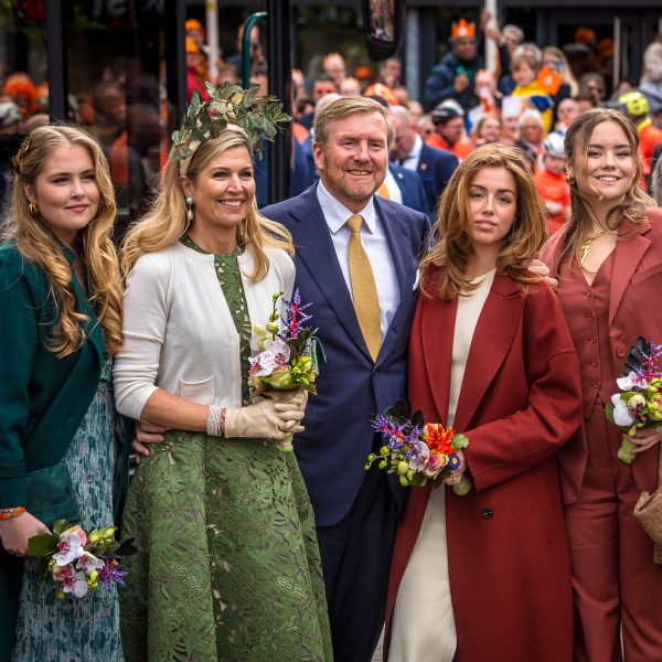 Koning Willem-Alexander en Koningin Maxima samen met dochters prinsessen Amalia, Alexia en Ariane.