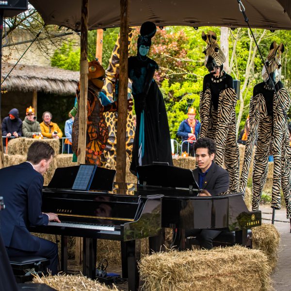 Pianisten en dieren op het Mondialaplein tijdens Koningsdag
