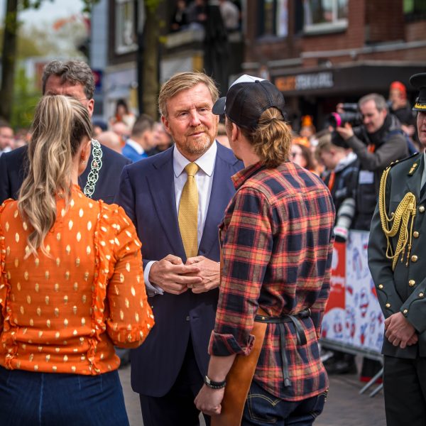 Koning Willem-Alexander in gesprek met de makers van krokettenkunst in Emmen