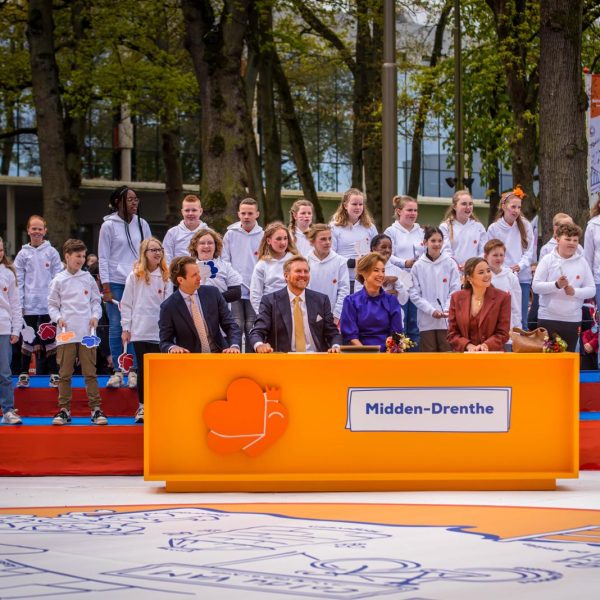 Team Midden-Drenthe bij het spelplein tijdens Koningsdag in Emmen
