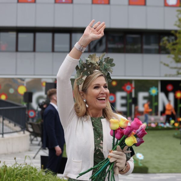 Koningin Maxima met bos bloemen van circulaire plastics bij het innovatieplein