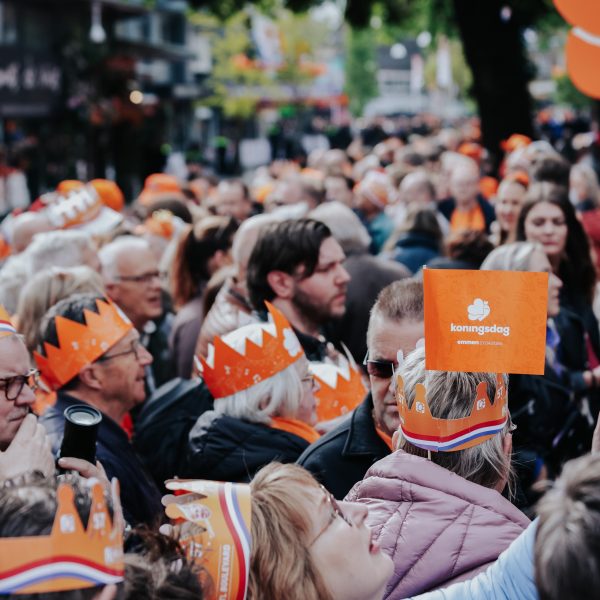 Publiek tijdens Koningsdag in Emmen op het Noorderplein