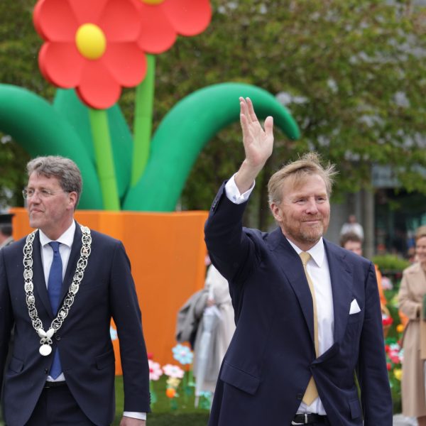 Koning Willem-Alexander met burgemeester Eric van Oosterhout bij het innovatieplein